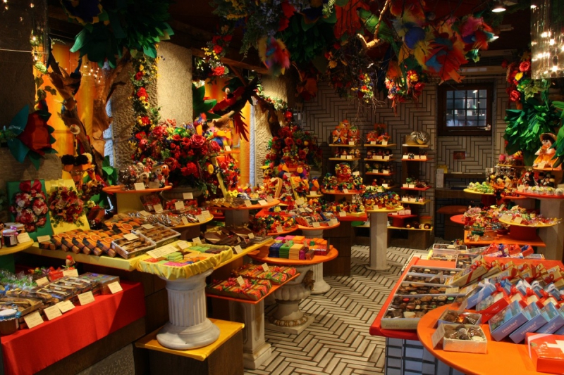 vente-TOURRETTES-min_candy_store_chocolate_shop_chocolate_switzerland-393515